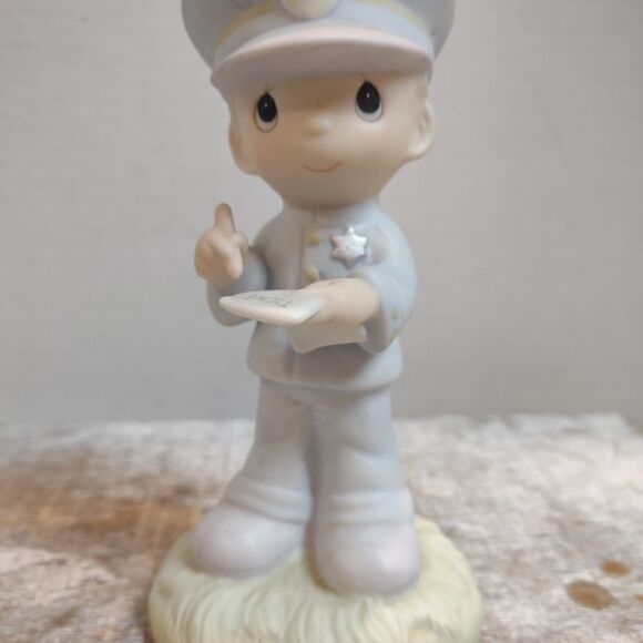 👍 Precious Moments Policeman. C2 - Picture 2 of 6